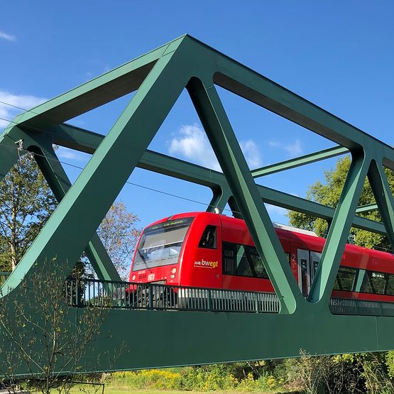 Zug auf der Argenbrücke/Südbahn (Foto: DB AG / Martin Glaser)