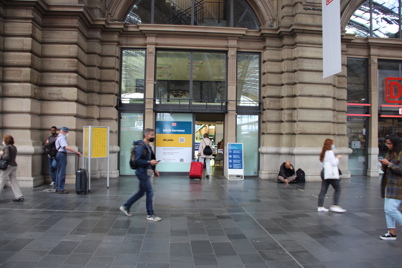 Der Eingang der Berufsberatung für ukrainische Geflüchtete im April im Frankfurter Hauptbahnhof. Heute ist hier die DB Job-Welt.