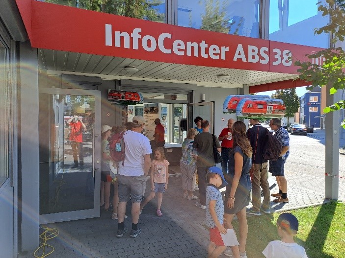 Besucher vor dem InfoCenter ABS 38