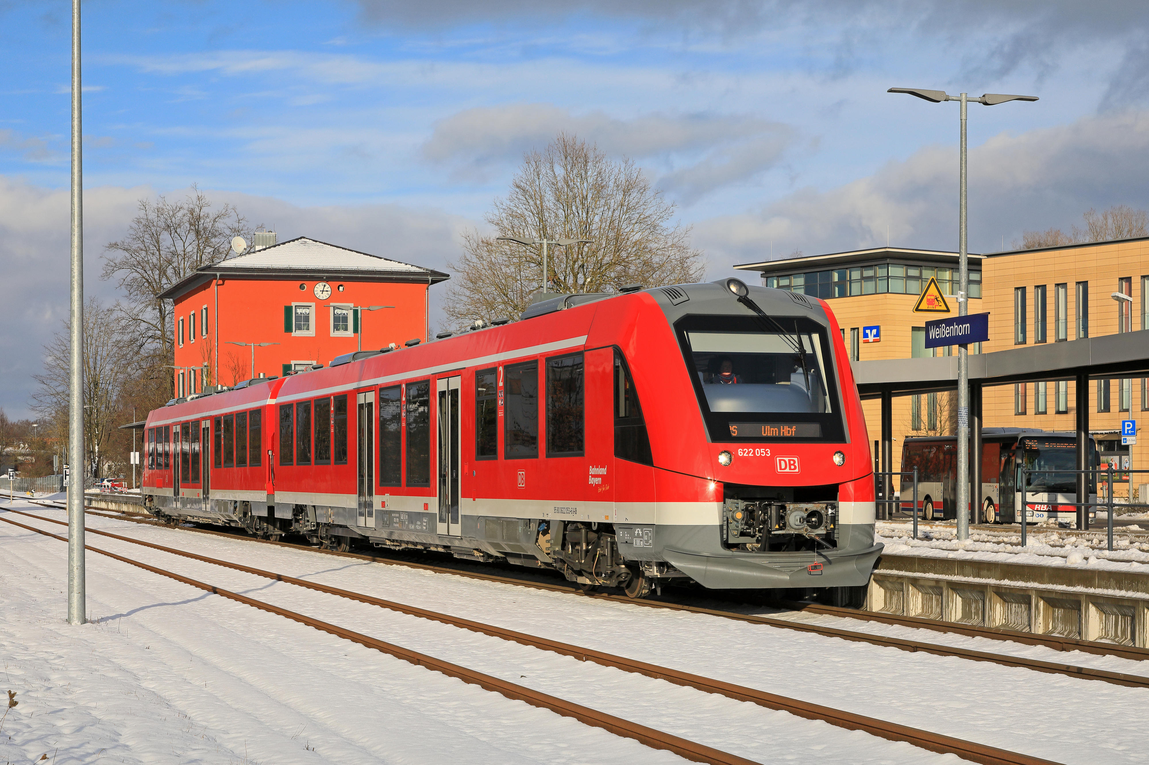 Ein Triebwagen von DB Regio der Baureihe VT 622 verlässt den Bahnhof Weißenhorn.