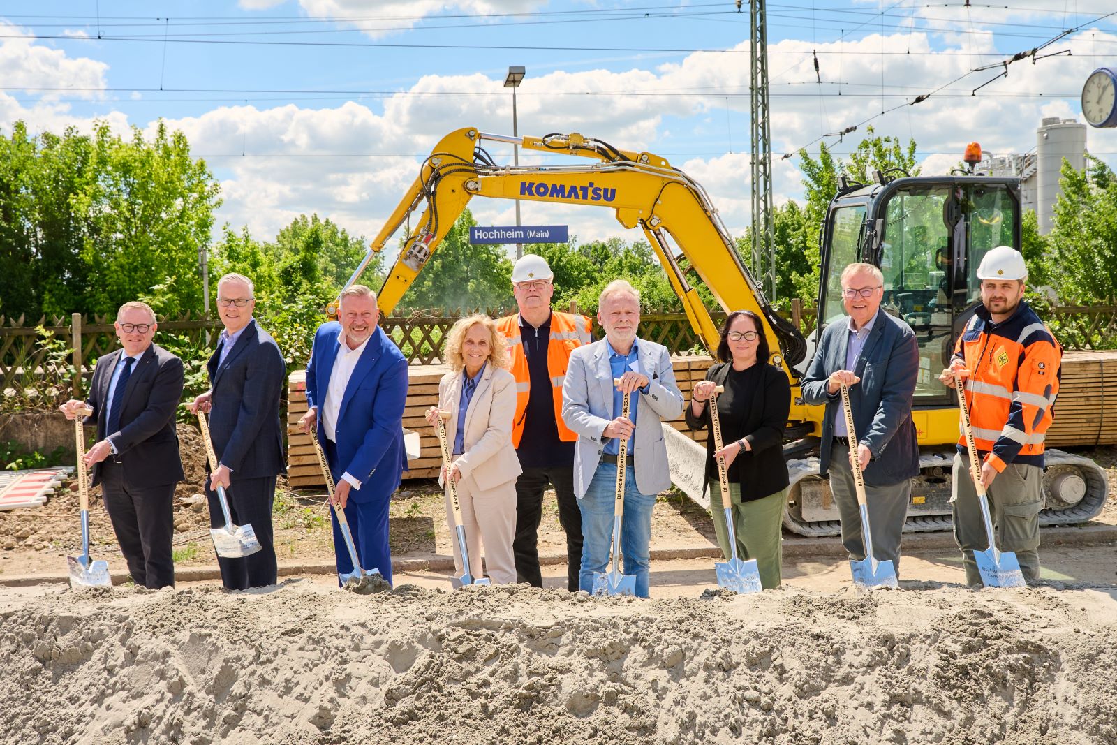 Beteiligte beim Spatenstich für die Modernisierung der Verkehrsstation Hochheim (Main)
