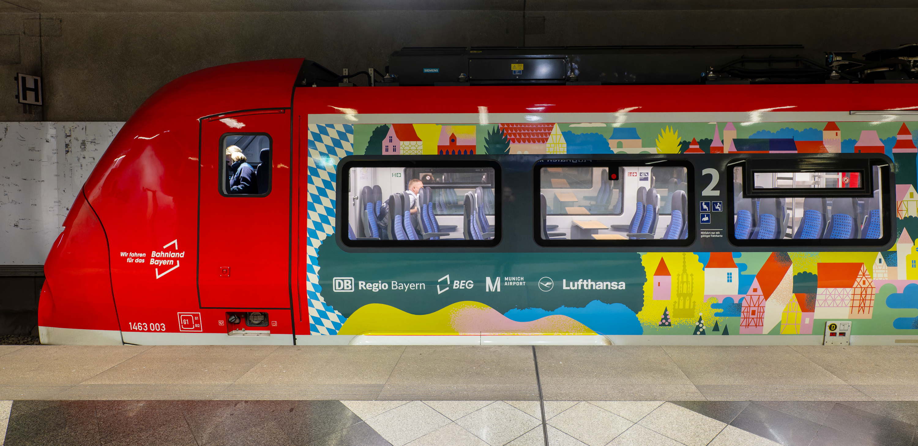 Mit dem Zug zum Flug: Kunstvoll gestaltete Flughafenexpress-Züge werben für umweltfreundliche Anfahrt bis direkt ins Terminal