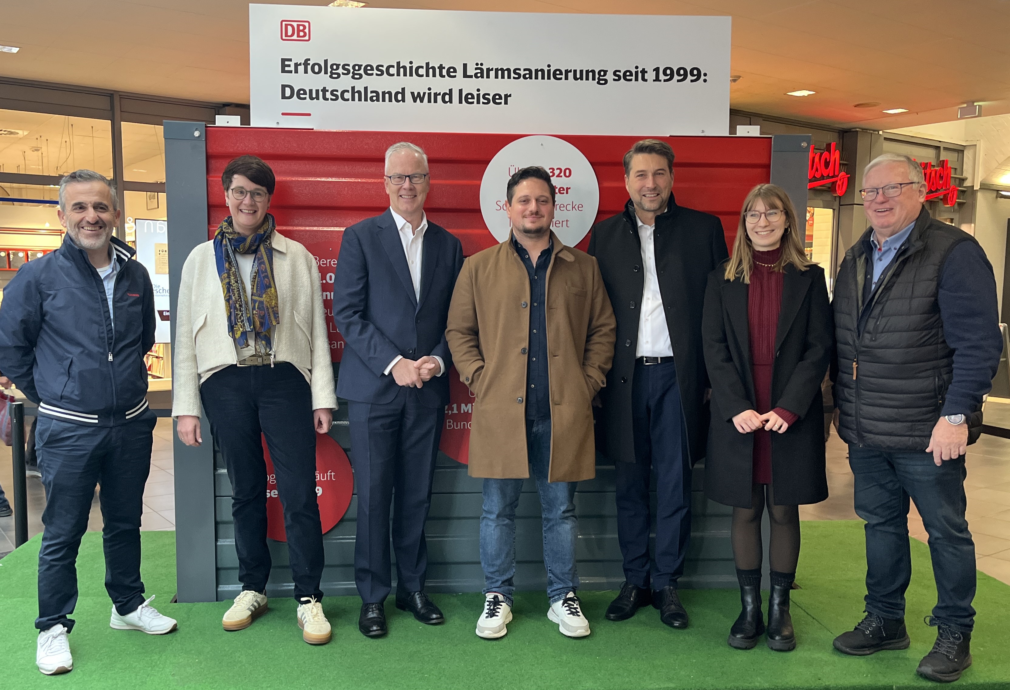 Gruppenfoto bei der Eröffnung der Ausstellung "Lärmsanierung" im Saarbrücker Hauptbahnhof