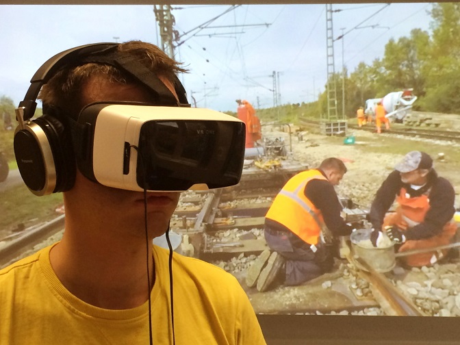 Mit der Virtual-Reality-Brille können 360-Grad-Videos einzelner Berufe live erlebt werden
