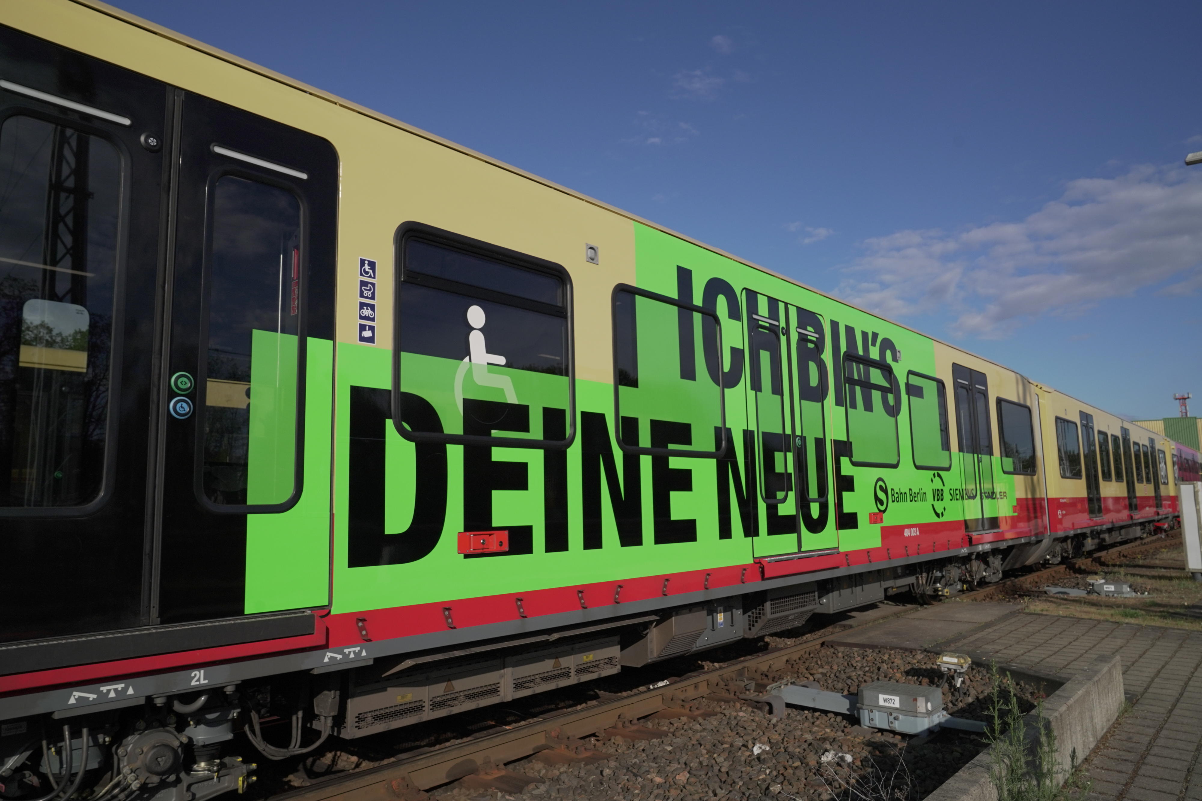 Bunt beklebt und immer in Bewegung Neue SBahn unterwegs