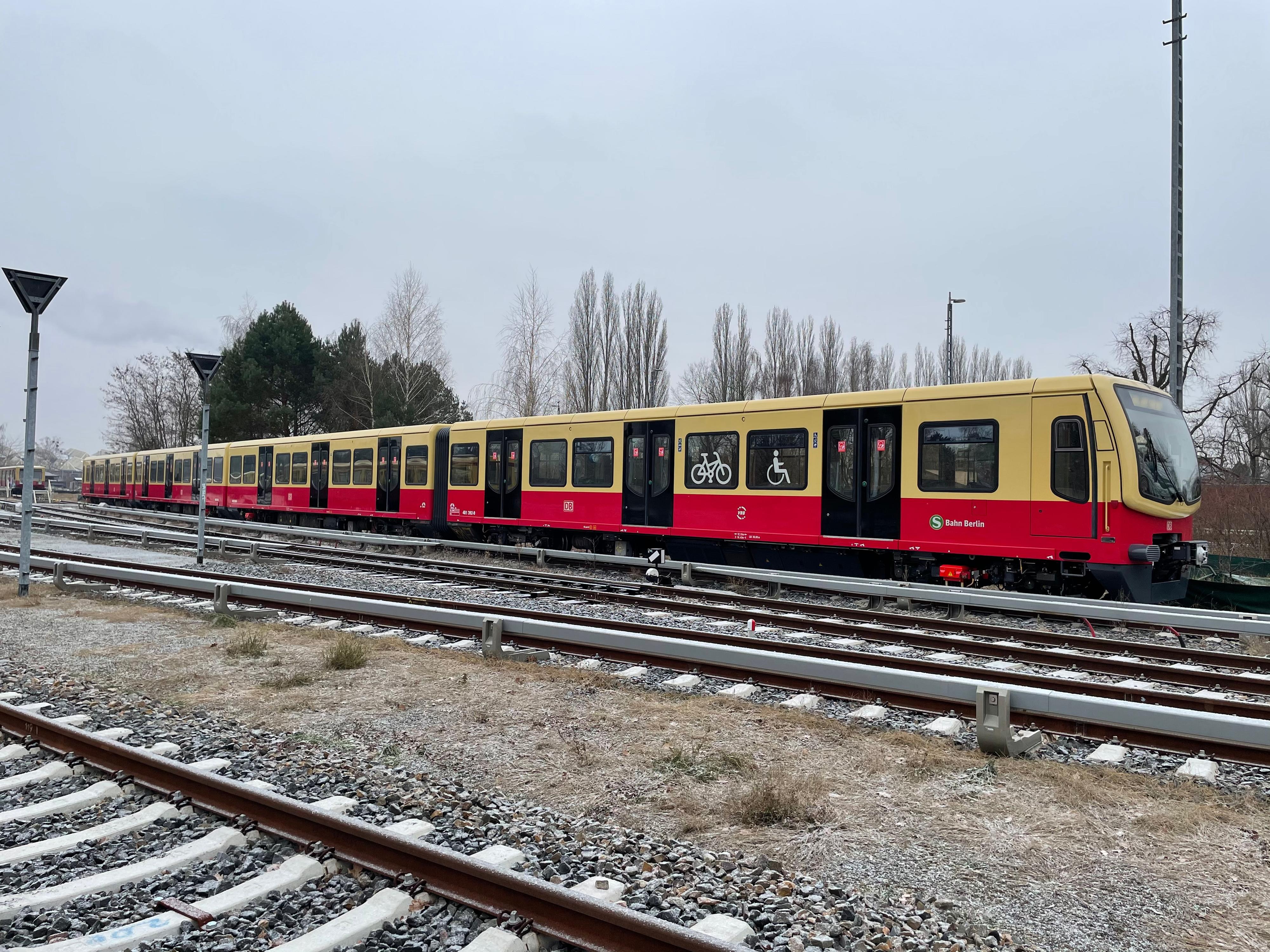 SBahn Berlin 50. frisch sanierter Zug der Baureihe 481 in Betrieb gegangen Deutsche Bahn AG SBahn Berlin 50. frisch sanierter Zug der Baureihe 481 in Betrieb gegangen Deutsche Bahn AG