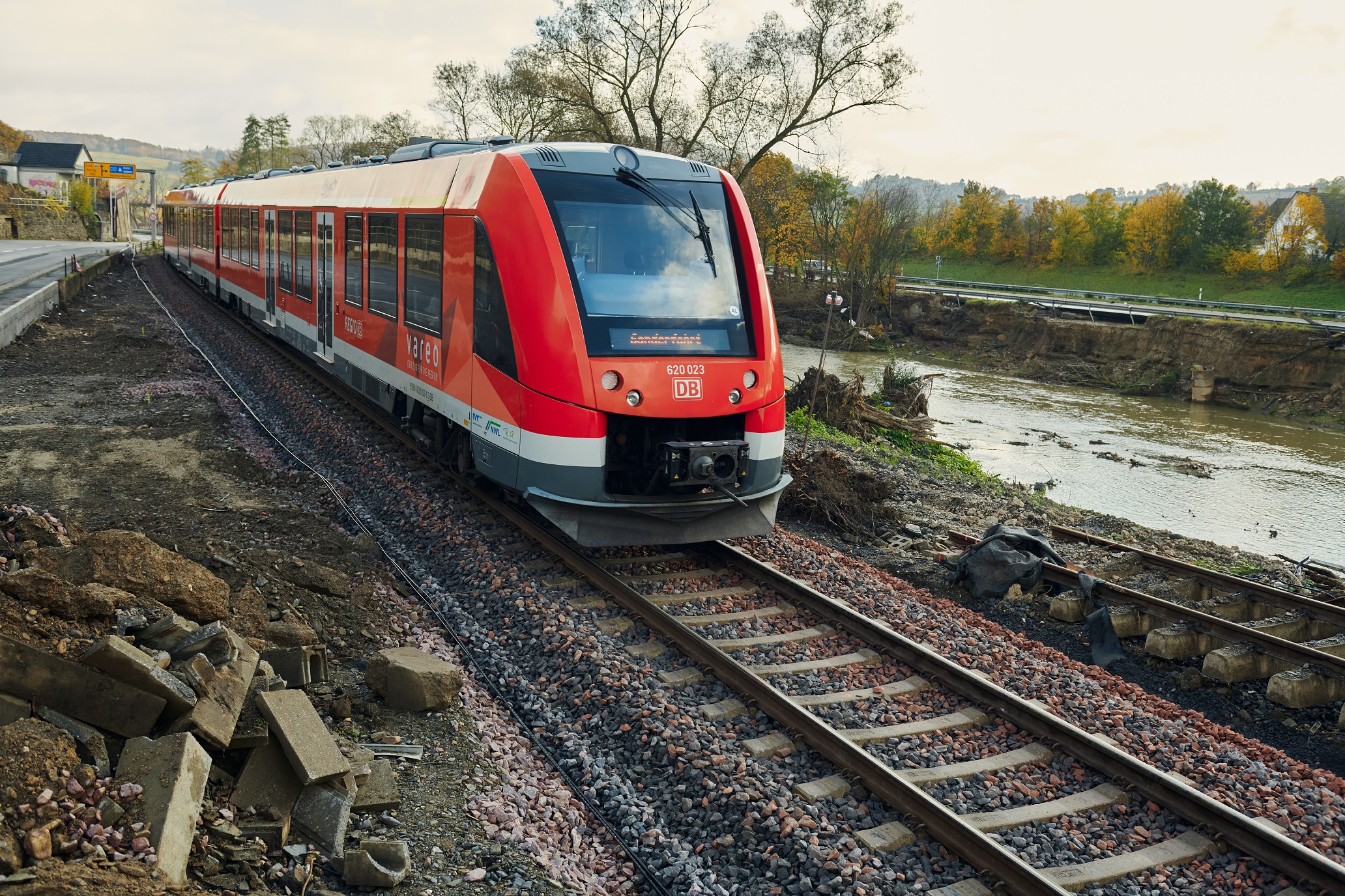 Wiederaufbau nach der Flutkatastrophe: Deutsche Bahn fährt das Ahrtal wieder an | Deutsche Bahn AG