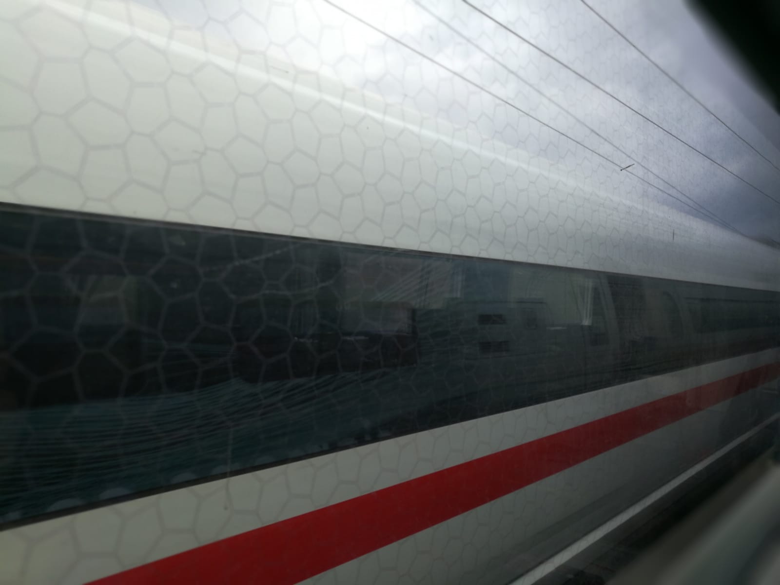 Quelle: DB AG Speziell beschichtete ICE-Scheibe