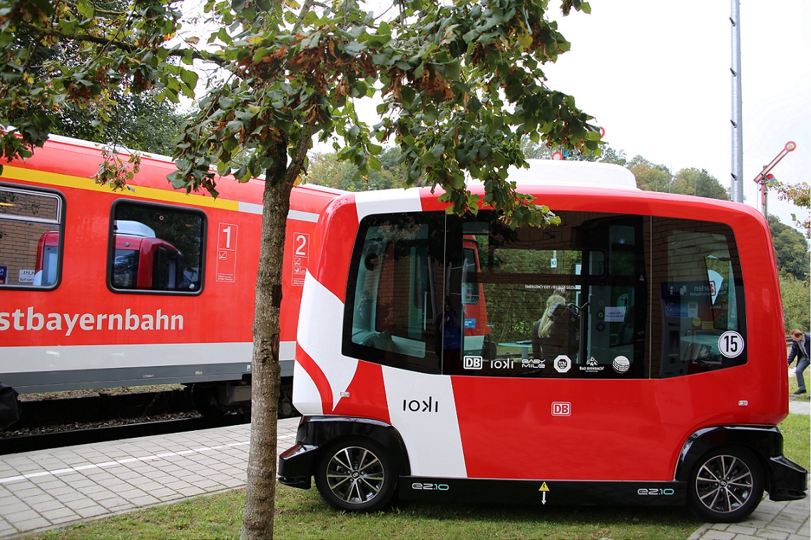 In Bavarian spa Bad Birnbach, passengers can now board the autonomous bus directly from the train.