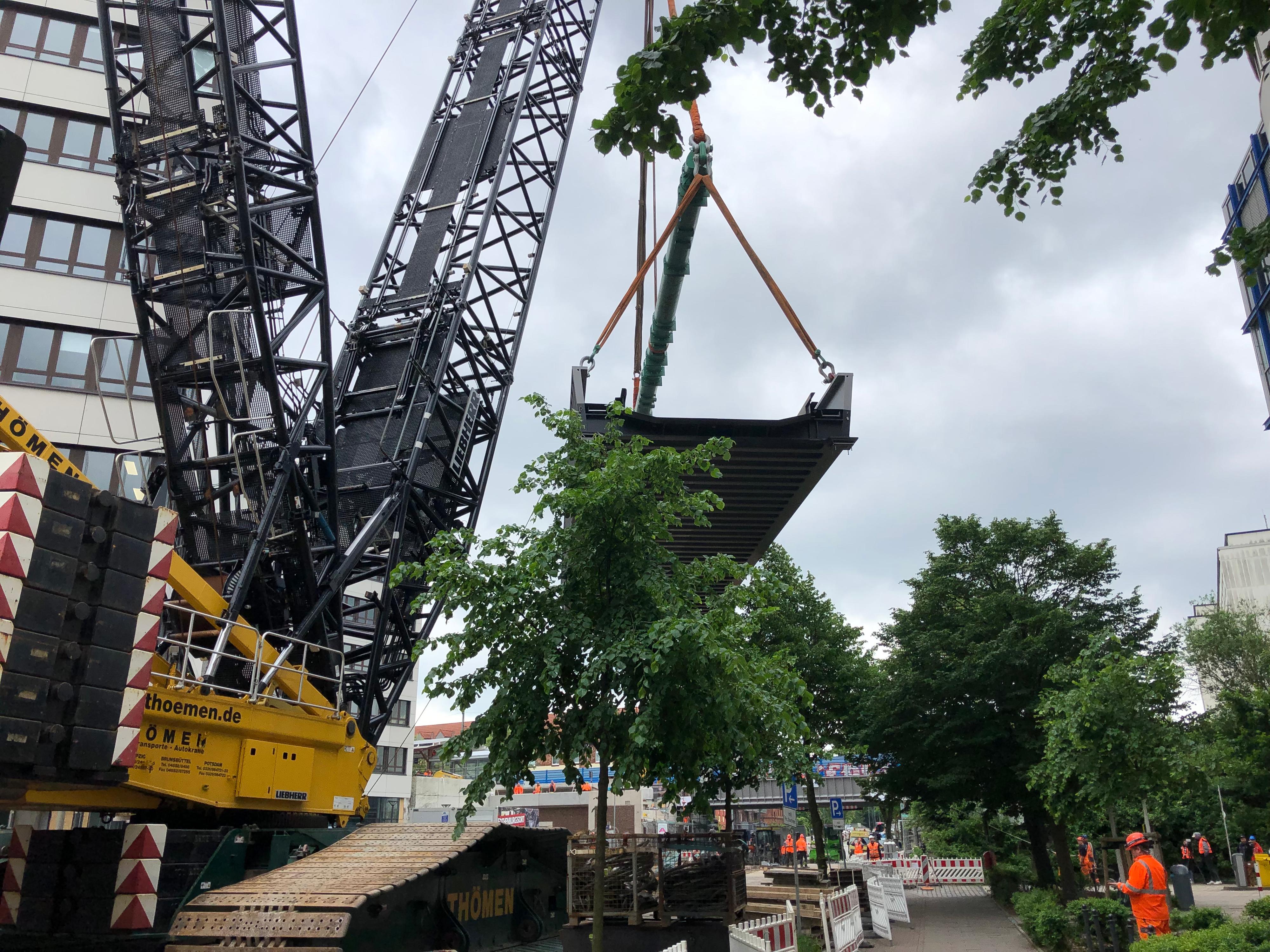 DB hebt S-Bahn-Brücke „Billhorner Deich“ mit Kran ein | Deutsche Bahn AG