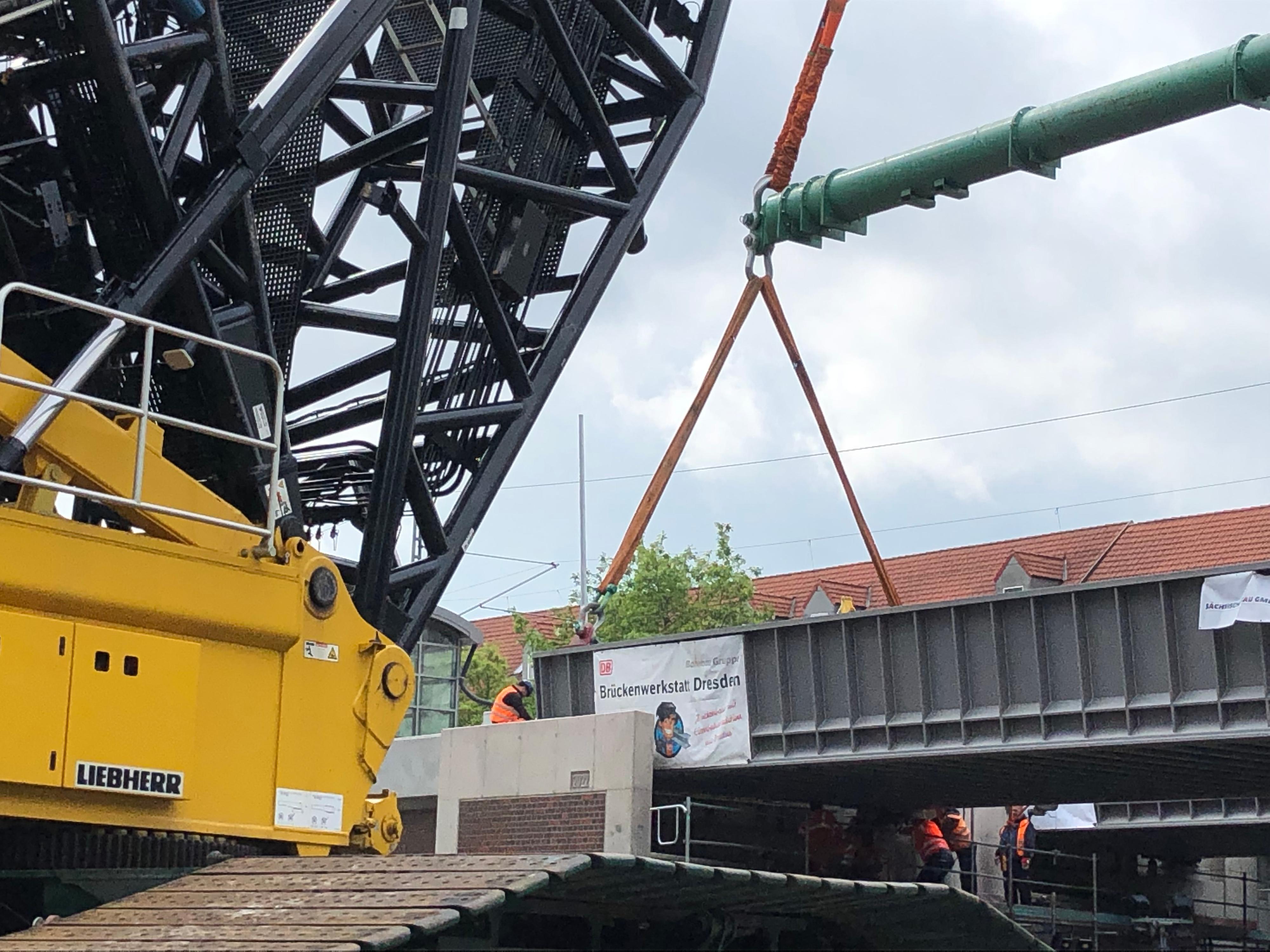 DB hebt S-Bahn-Brücke „Billhorner Deich“ mit Kran ein | Deutsche Bahn AG