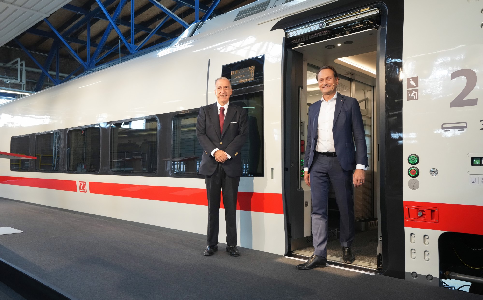 Quelle: Deutsche Bahn AG / Oliver Lang Gonzalo Urquijo Fernández de Araoz, Vorstandsvorsitzender Talgo (links) und Dr. Michael Peterson