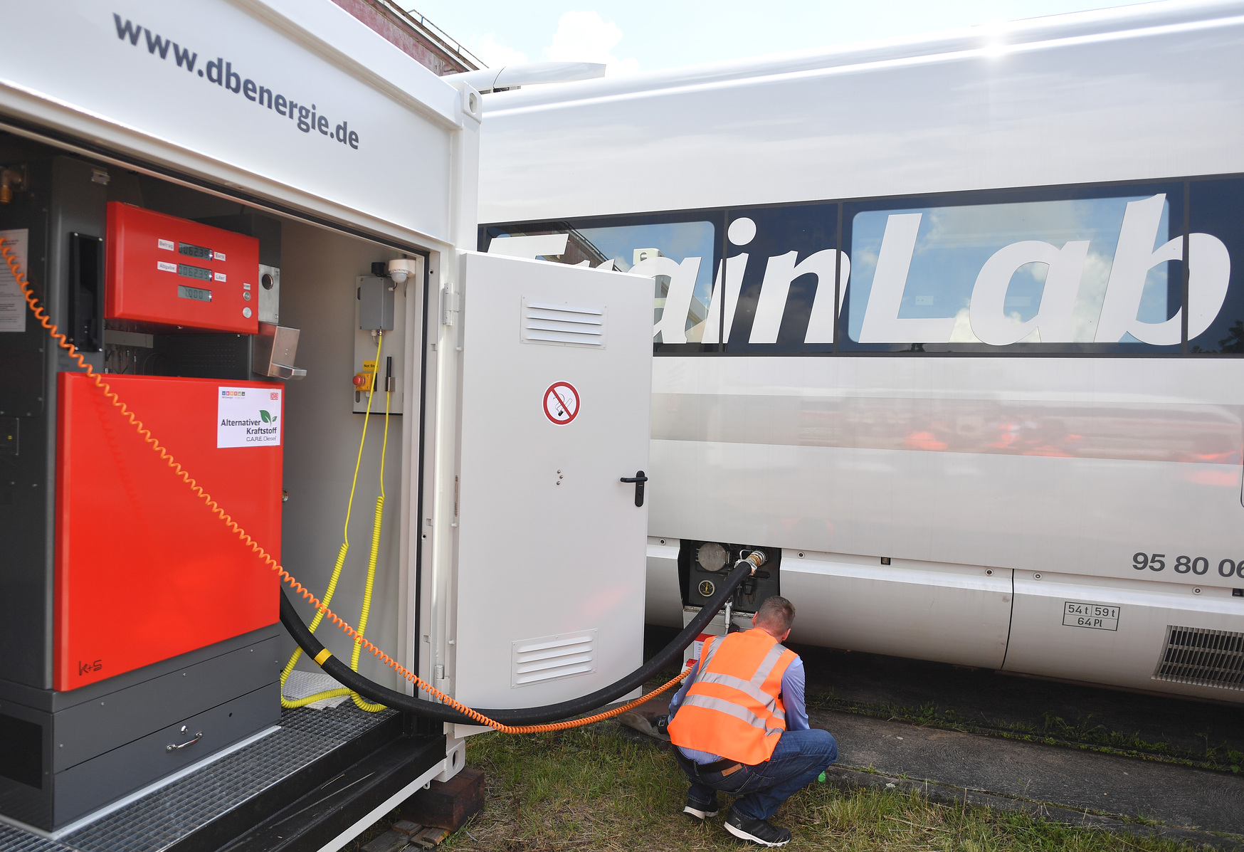 Quelle: Deutsche Bahn AG / Oliver Lang Das advanced TrainLab (ICE TD / Baureihe 605) wird mit 100 Prozent regenerativem Kraftstoff betankt.