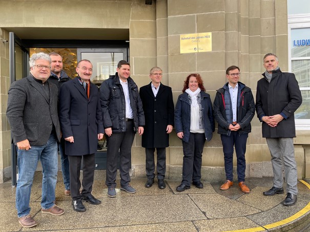 Coburg in Feierlaune: Enthüllung der Siegertafel „Bahnhof des Jahres“