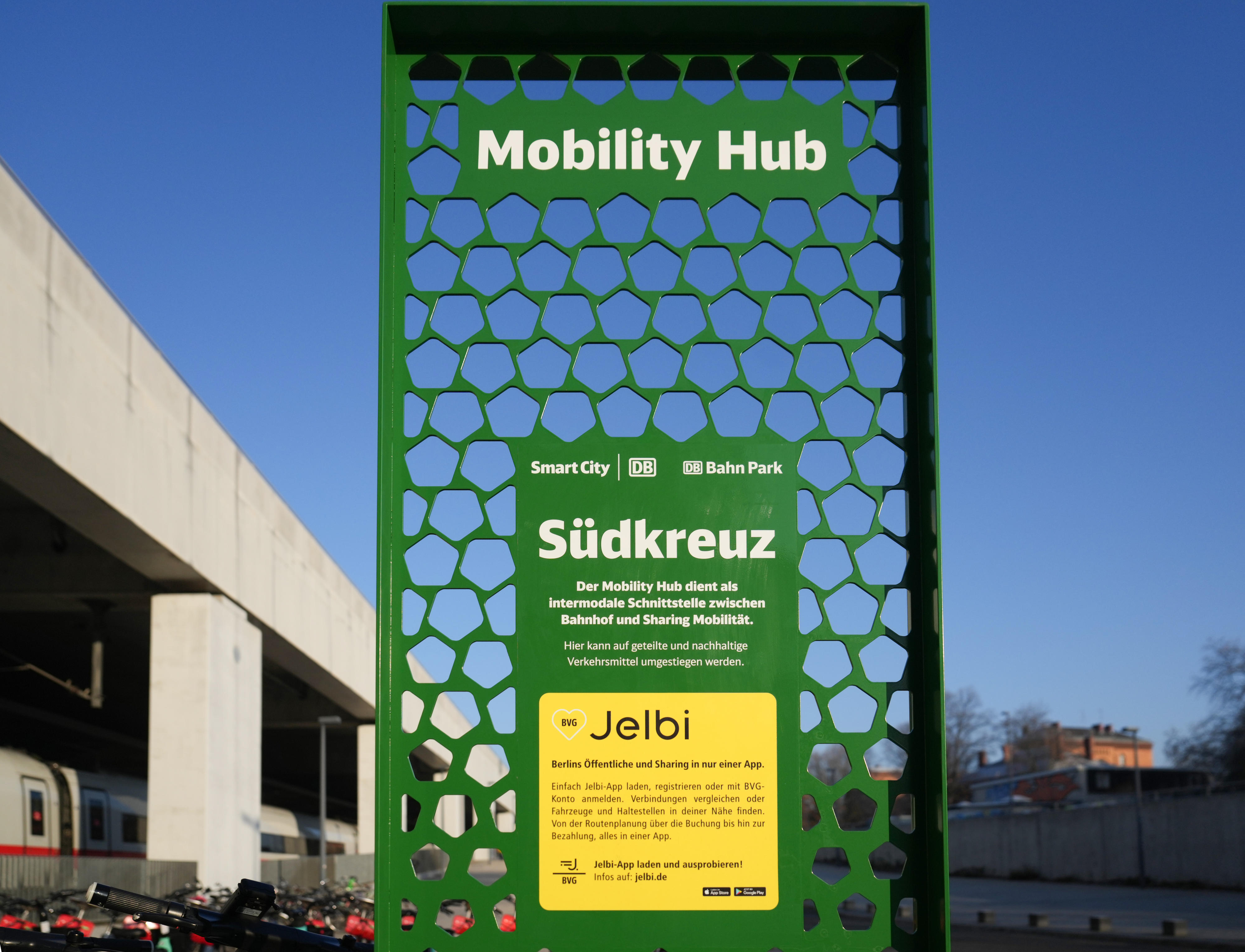 Besser komfortabler unterwegs Deutsche Bahn Mobility Hub am Bahnhof Berlin