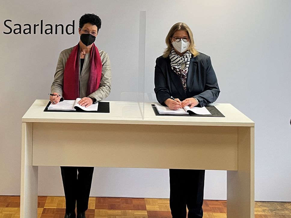 Vertragsunterzeichnung in Saarbrücken