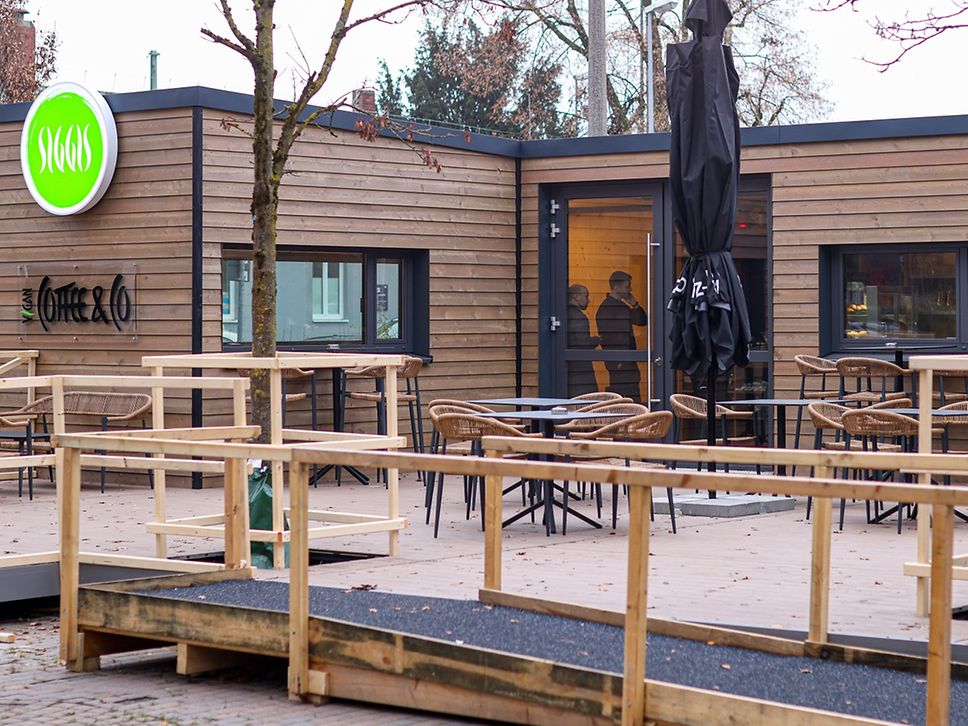 SIGGIS Café im neuen Holzpavillon der DB am Zukunftsbahnhof Freising. Foto: Gian Sibilia, Giansnutrition 