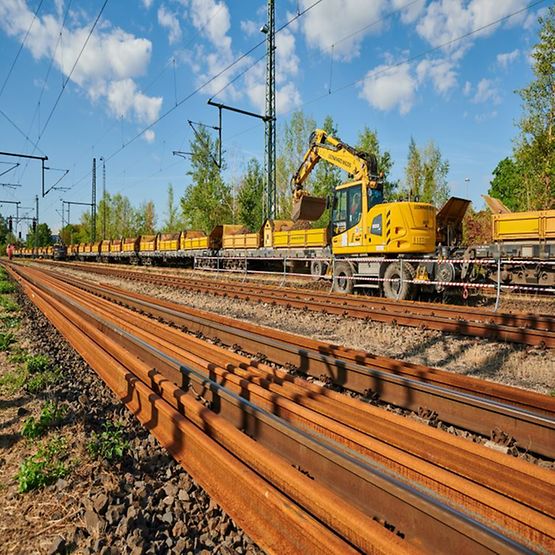 Gleisbauarbeiten mit Baumaschine