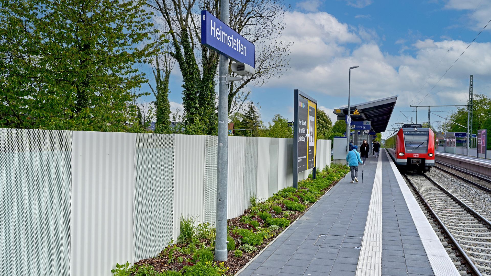 Begrünter Bahnsteig am Bahnhof Heimstetten