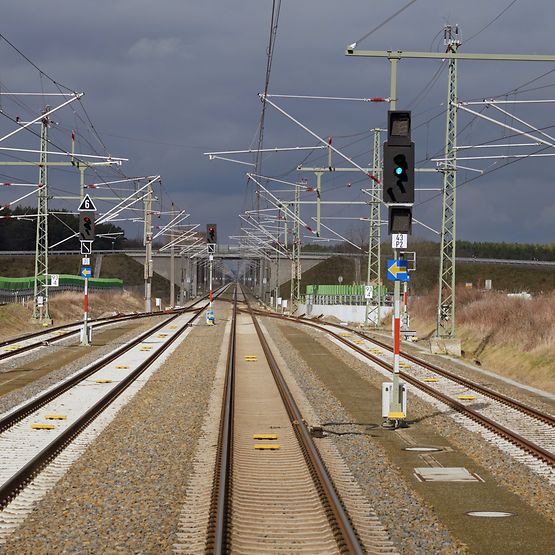 Bahnstrecke mit Oberleitung