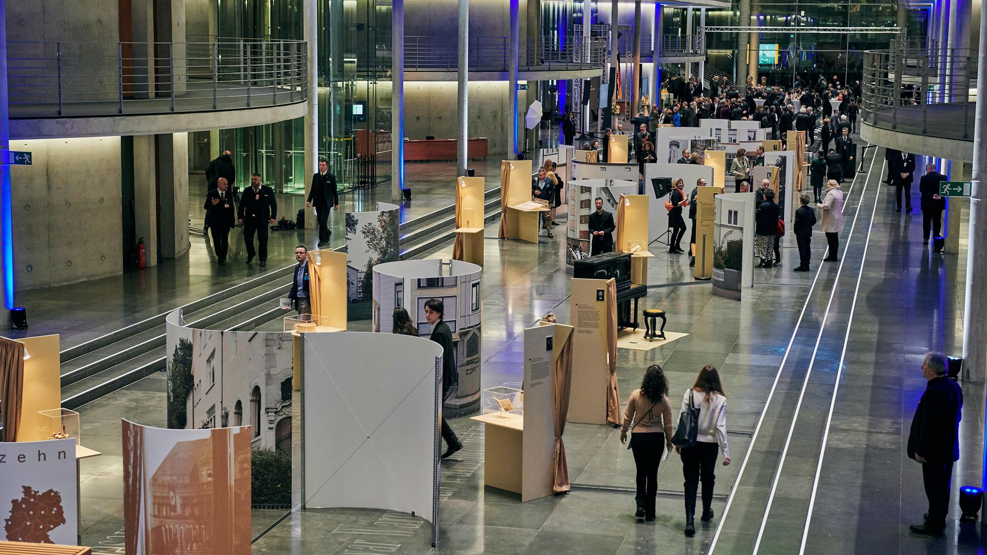 Blick auf die gesamte Ausstellung im Paul-Löbe-Haus im Deutschen Bundestag in Berlin