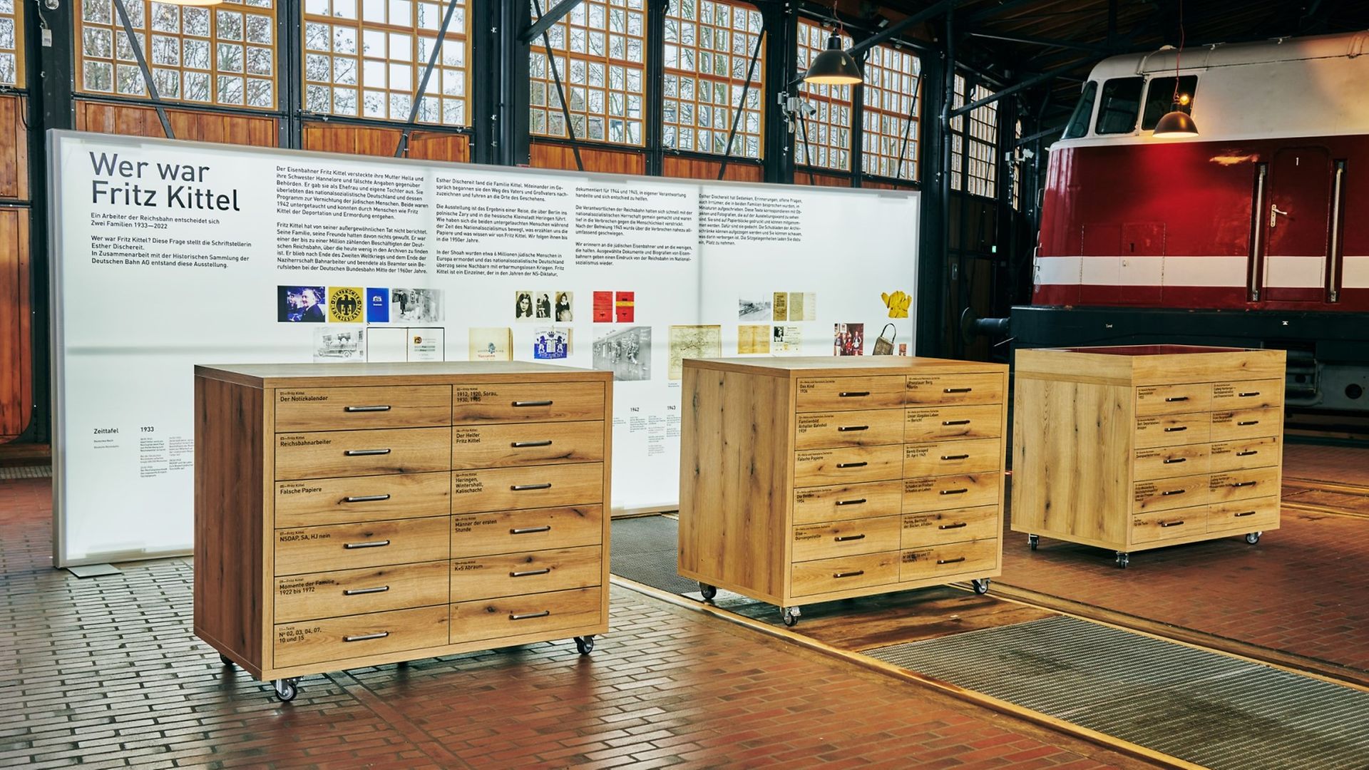 Drei Ausstellungsschränke 