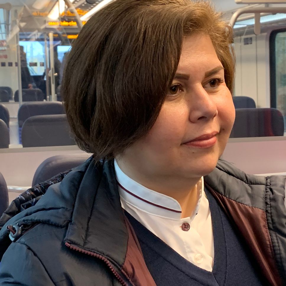 Sonia Alaghehband im Zug