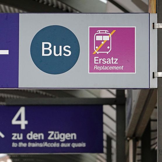 Symbolbild Hinweisschild Ersatzverkehr am Bahnhof