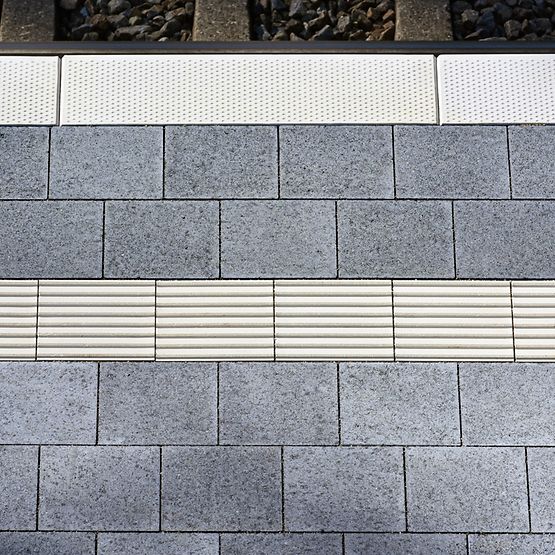 Bahnsteigkante mit Blindenleitsystem