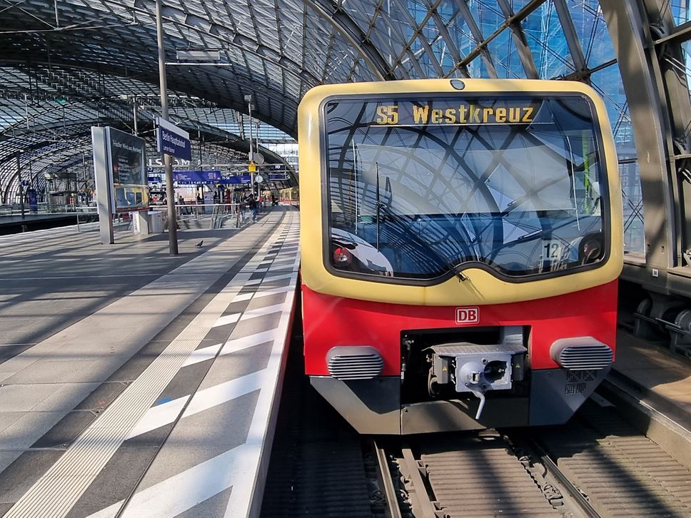 Nach dem Streik verkehren die ersten Nahverkehrszüge wieder - wie hier am Berliner Hbf.