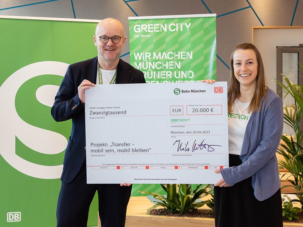 S-Bahn-Chef Heiko Büttner und Projektleiterin Lea Wiser von Green City e.V. bei der symbolischen Scheckübergabe. 