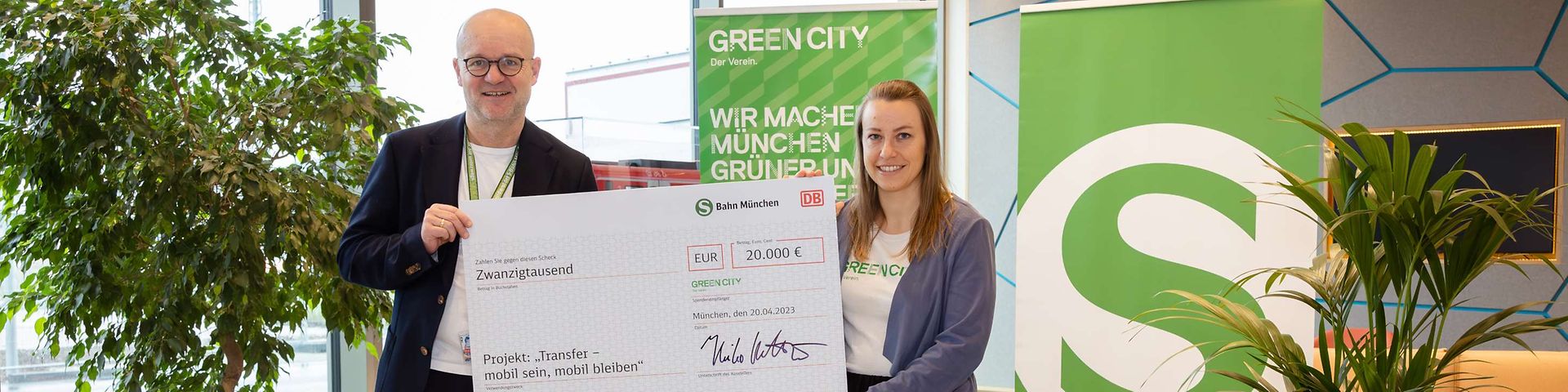 S-Bahn-Chef Heiko Büttner und Projektleiterin Lea Wiser von Green City e.V. bei der symbolischen Scheckübergabe. 