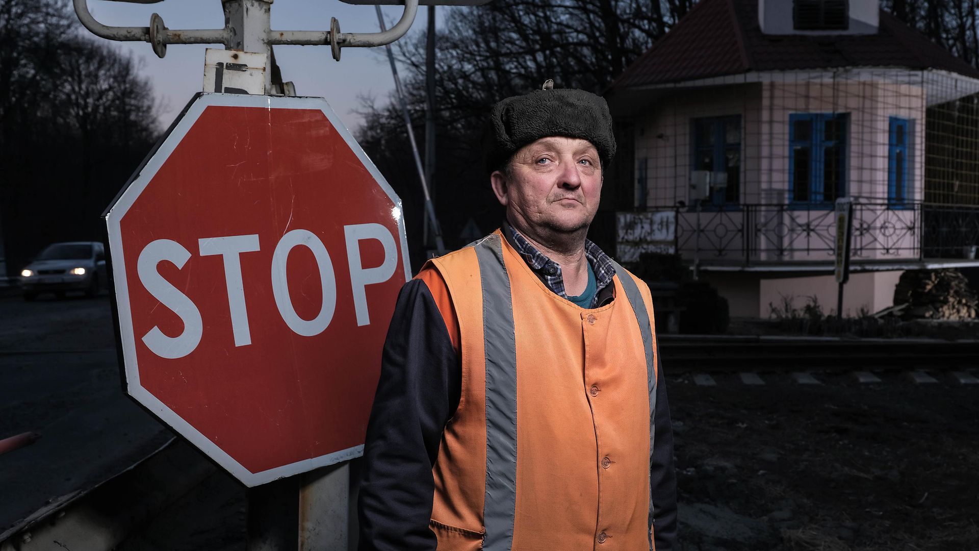 Mann vor einem Stop-Schild