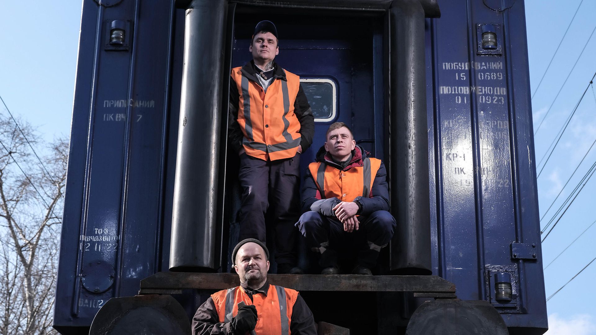 Mitarbeitende vor einem Waggon