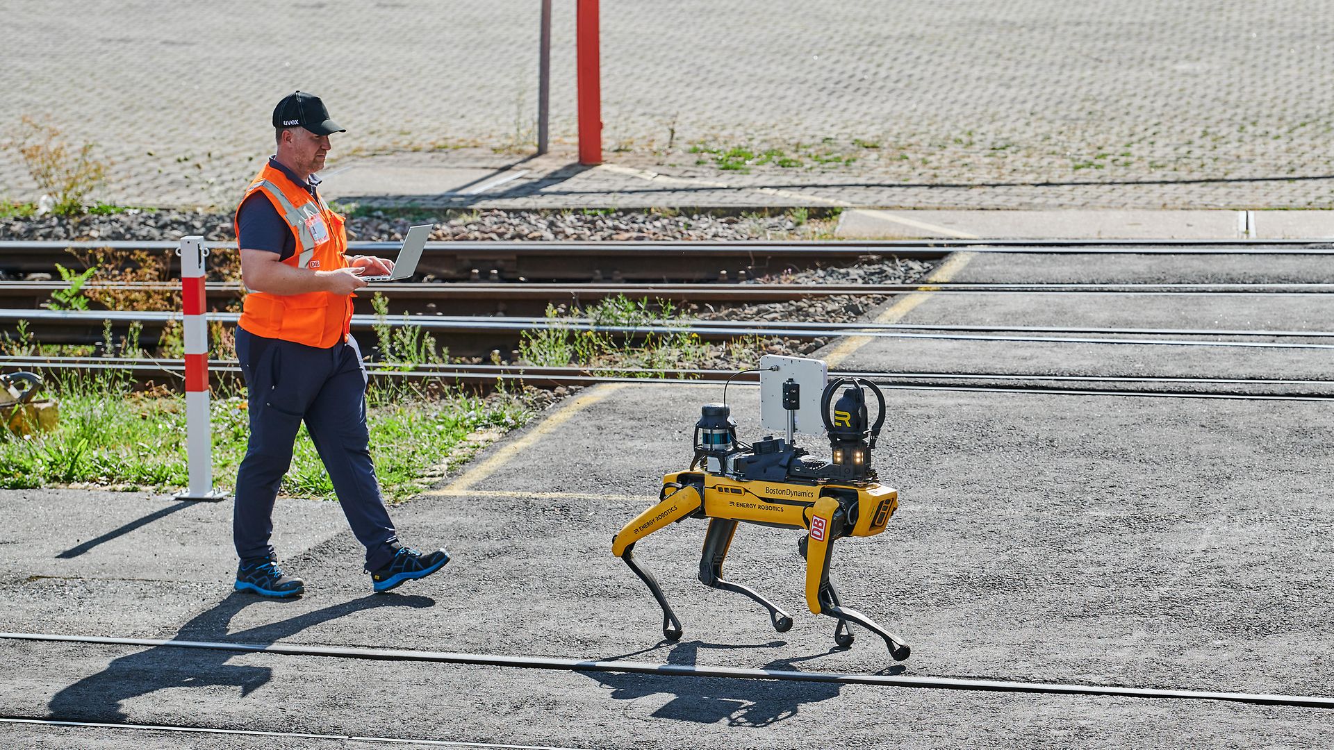 ein Mann steuert den Roboterhund