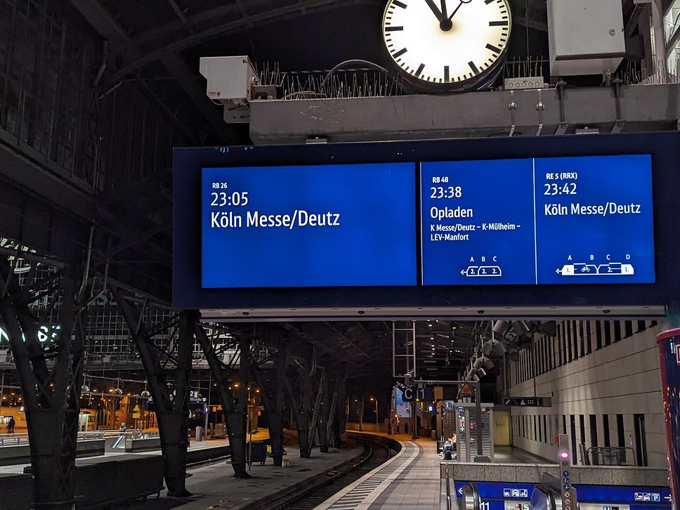 Die neuen Monitore bieten - wie hier in Dortmund - eine Übersicht über Abfahrtszeit, Zugziel und die Wagenreihungen