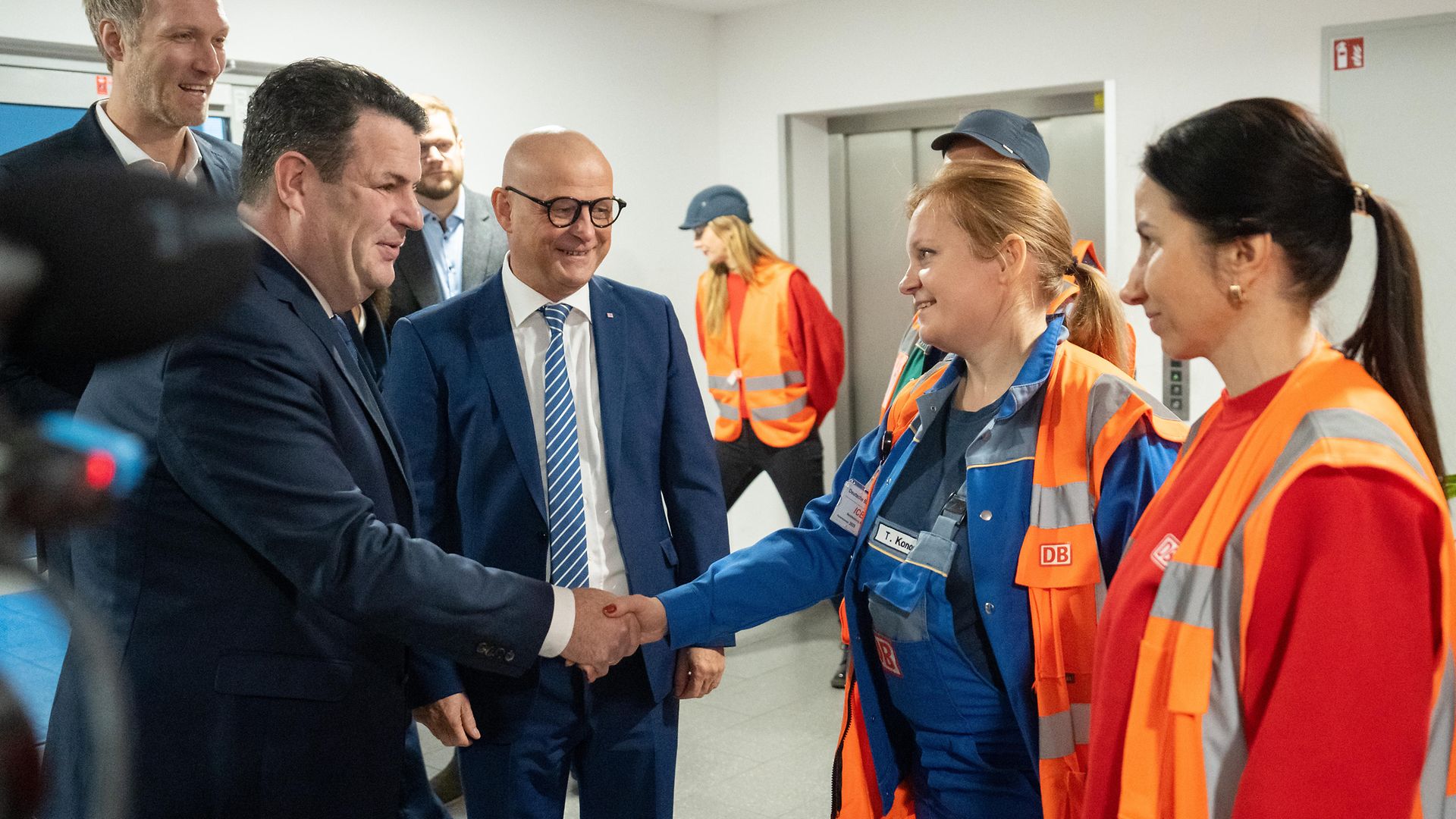Bundesminister Hubertus Heil und DB-Personalvorstand Martin Seiler begrüßen Tetiana Kononenko und Natalia Kryshen
