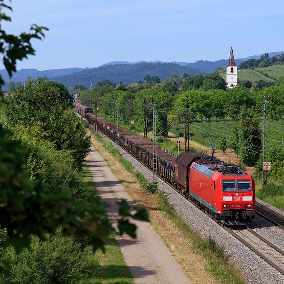 Güterzug auf der Rheintalbahn (Foto: DB AG / Georg Wagner)