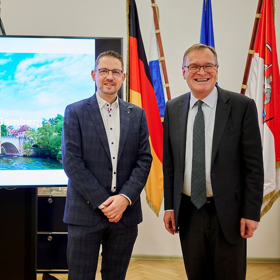 DB-Projektleiter Mathias Plath und Oberbürgermeister Andreas Starke besprechen anstehende Termine beim Bahnausbau Bamberg