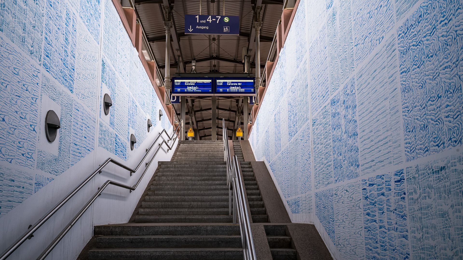 Treppe zum Bahnsteig Bahnhof Baden-Baden