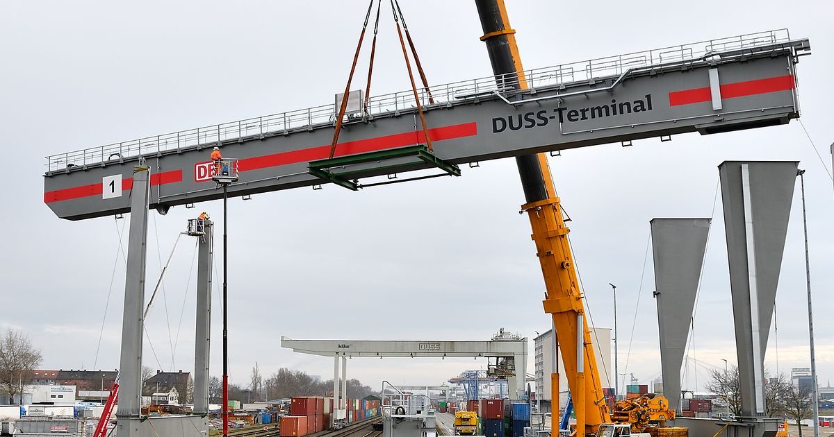 380 Tonnen f&uuml;r eine Starke Schiene: neuer Containerkran im DUSS-Terminal Mannheim