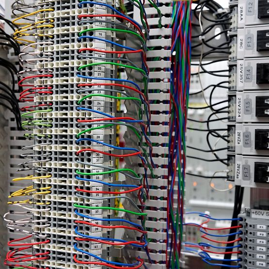 Kabelmengen im Elektronischen Stellwerk, Symbolbild