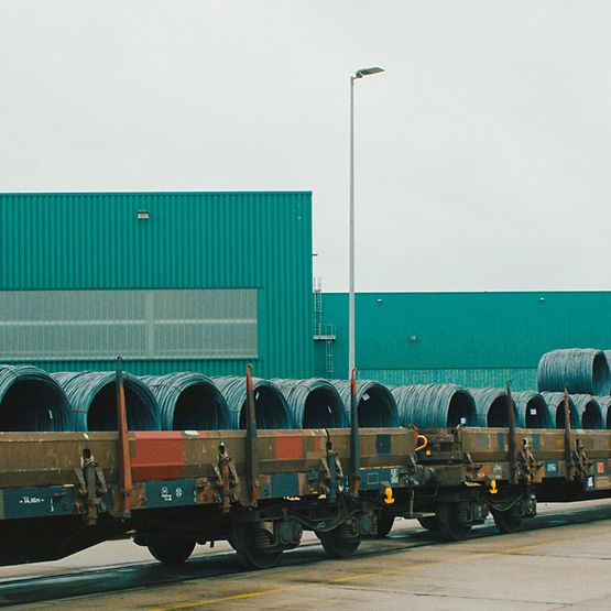 DB Cargo transportiert Stahlprodukte auf der umweltfreundlichen Schiene.