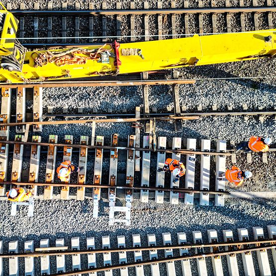 DB InfraGO - Riedbahn - Gleisbauarbeiten (Foto: DB AG / Uli Planz)