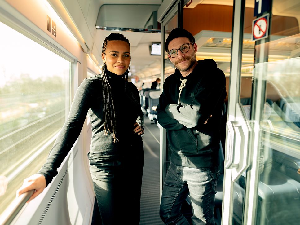 Aminata Belli und Sebastian E. Merget im Zug