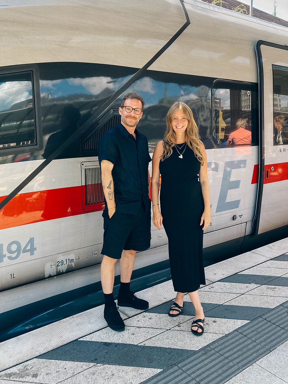 Juliane Eller und Sebastian E. Merget vor einem ICE