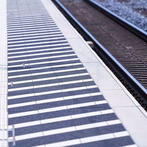 Bahnsteig mit Schraffur und Bodenleitsystem