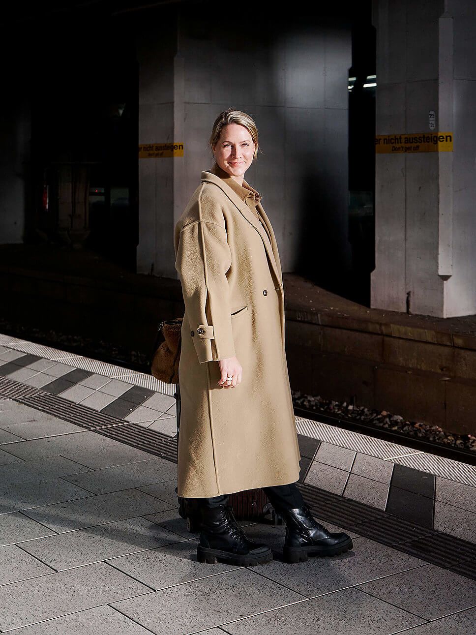 Judith Rakers am Bahnsteig