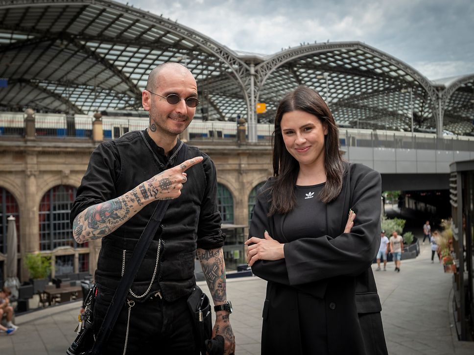 Mark Benecke und Salwa Houmsi vor dem Bahnhof