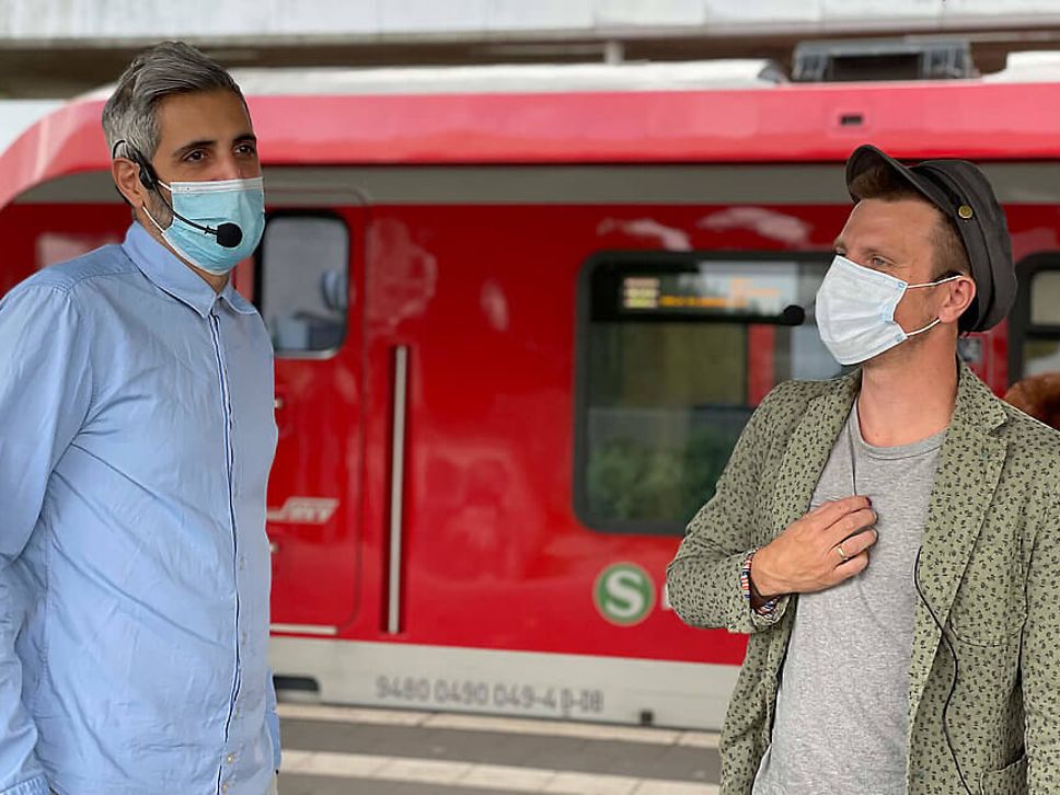 Michel Abdollahi und Moritz Neumeier am Bahnsteig